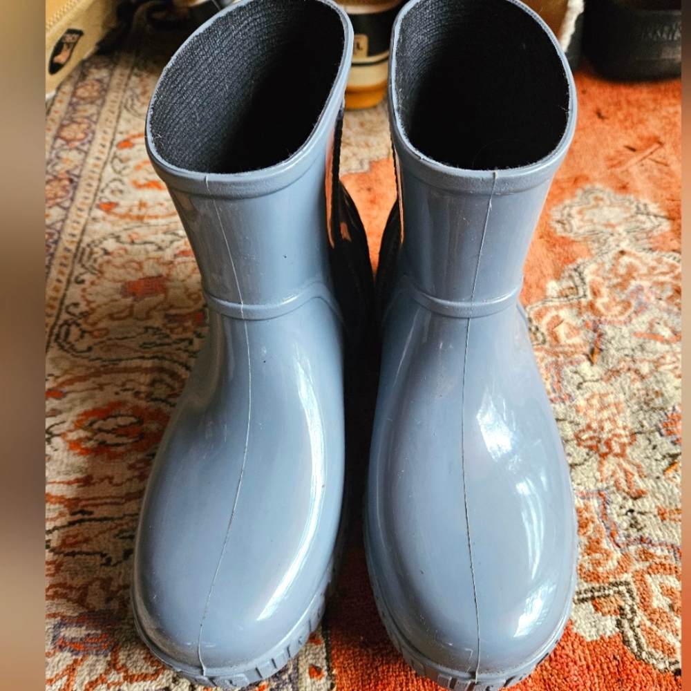 UGG, 8.5, Stormy seas